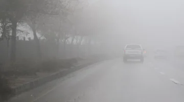 ضباب كثيف يغطي رأس منيف.. رؤية محدودة بأقل من 100 متر